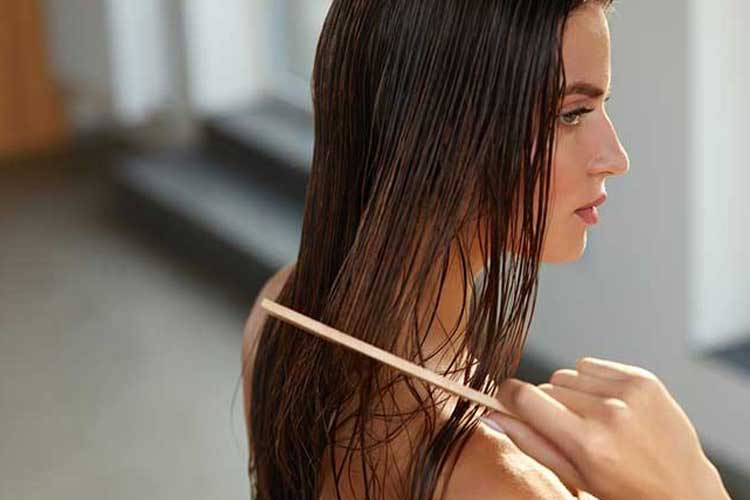 شانه کردن مو با برس چوبی